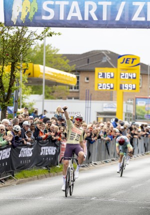 radsport_gp2026_sieger_felix_gross_300x428